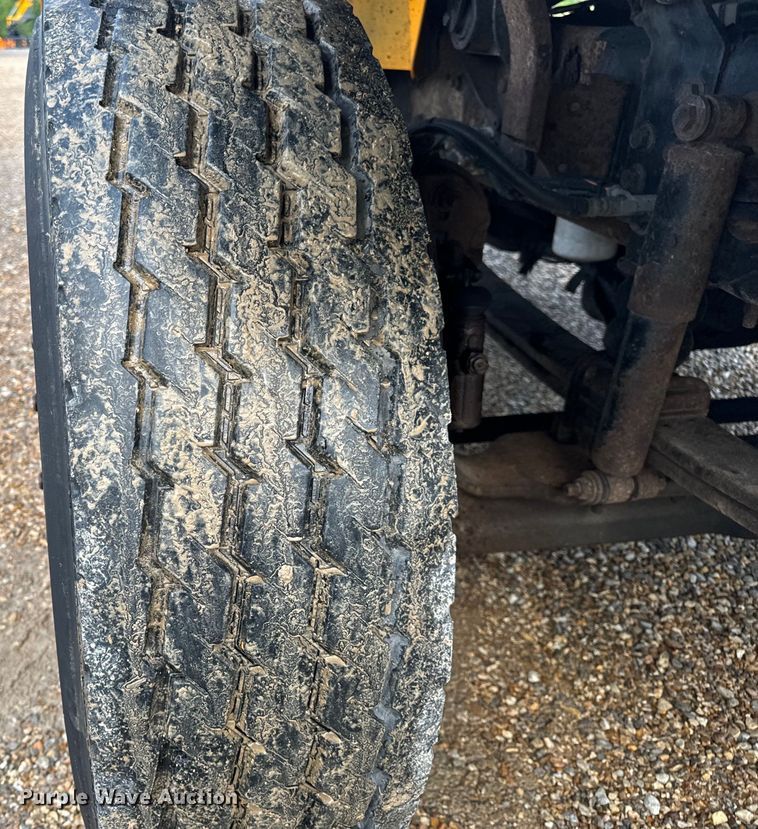 image for item OF9789 2006 International  7400 flatbed truck