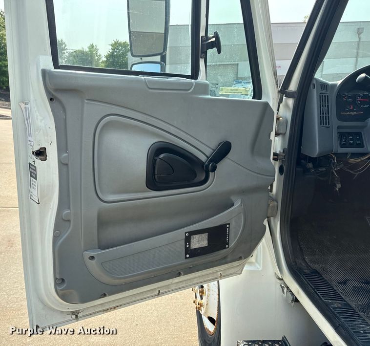 image for item OF9881 2007 International  4300 box truck