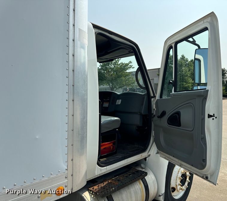 image for item OF9881 2007 International  4300 box truck
