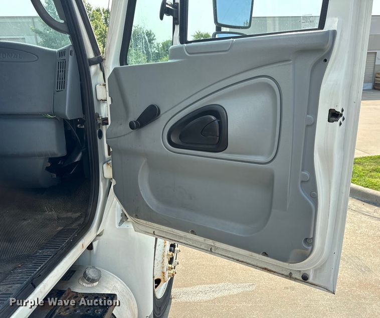 image for item OF9881 2007 International  4300 box truck