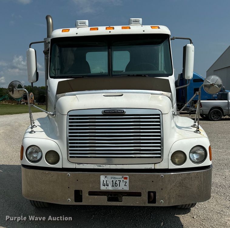 image for item OG9588 2004 Freightliner Century  semi truck