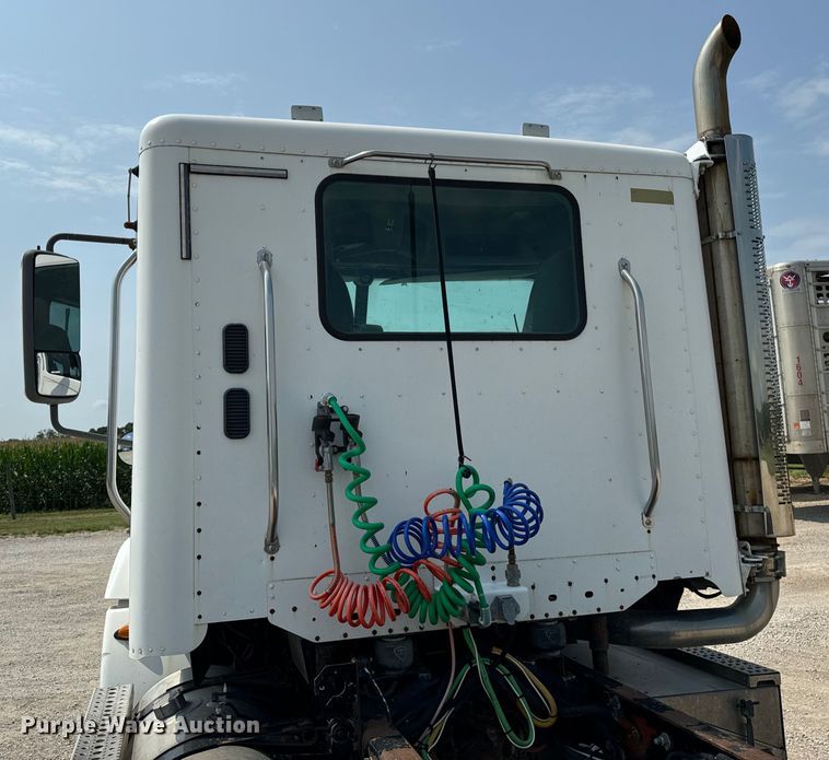 image for item OG9588 2004 Freightliner Century  semi truck