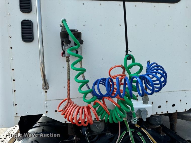 image for item OG9588 2004 Freightliner Century  semi truck