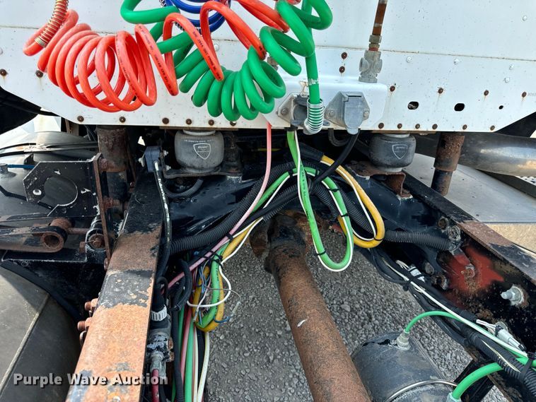 image for item OG9588 2004 Freightliner Century  semi truck