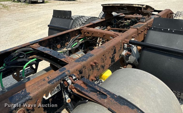 image for item OG9588 2004 Freightliner Century  semi truck