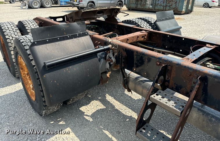 image for item OG9588 2004 Freightliner Century  semi truck