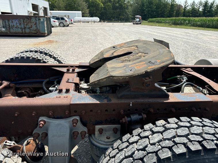 image for item OG9588 2004 Freightliner Century  semi truck