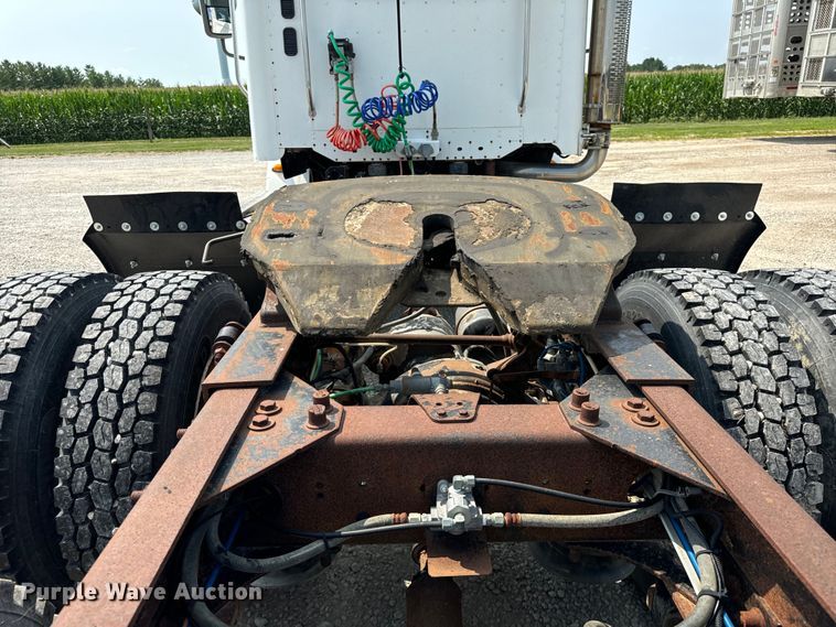 image for item OG9588 2004 Freightliner Century  semi truck