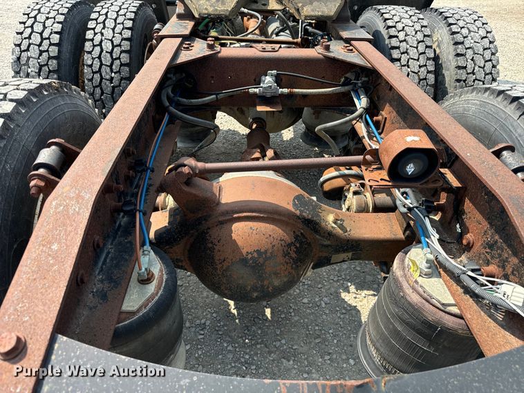 image for item OG9588 2004 Freightliner Century  semi truck