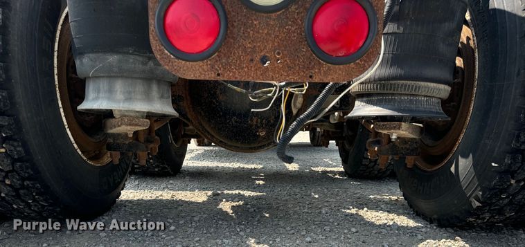 image for item OG9588 2004 Freightliner Century  semi truck