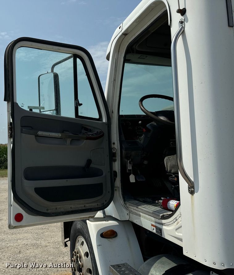 image for item OG9588 2004 Freightliner Century  semi truck