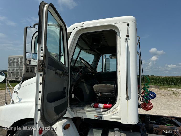 image for item OG9588 2004 Freightliner Century  semi truck