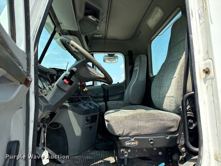 image for item OG9588 2004 Freightliner Century  semi truck