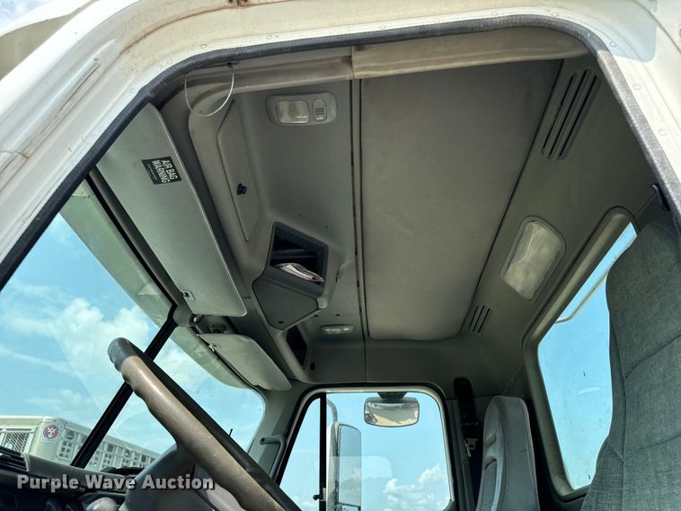 image for item OG9588 2004 Freightliner Century  semi truck