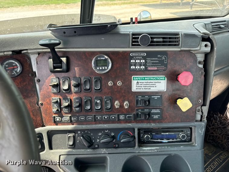 image for item OG9588 2004 Freightliner Century  semi truck