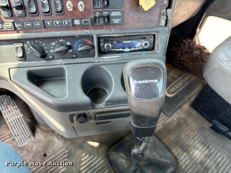 image for item OG9588 2004 Freightliner Century  semi truck