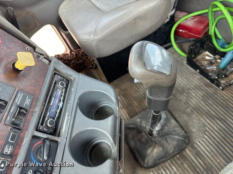 image for item OG9588 2004 Freightliner Century  semi truck