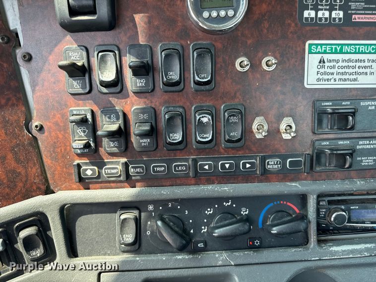 image for item OG9588 2004 Freightliner Century  semi truck