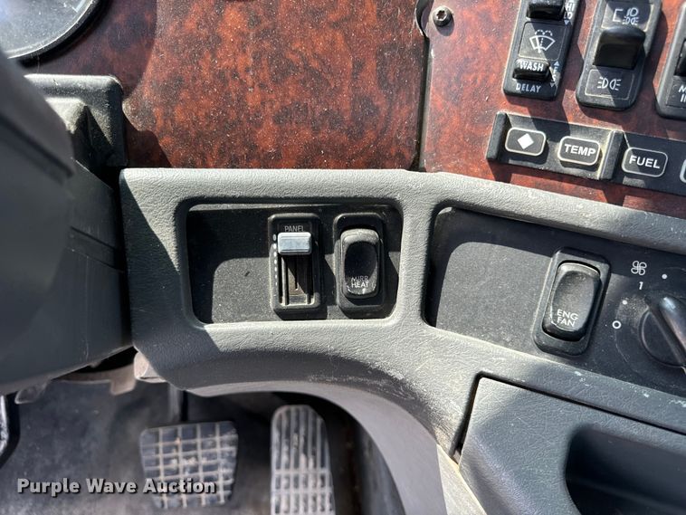 image for item OG9588 2004 Freightliner Century  semi truck