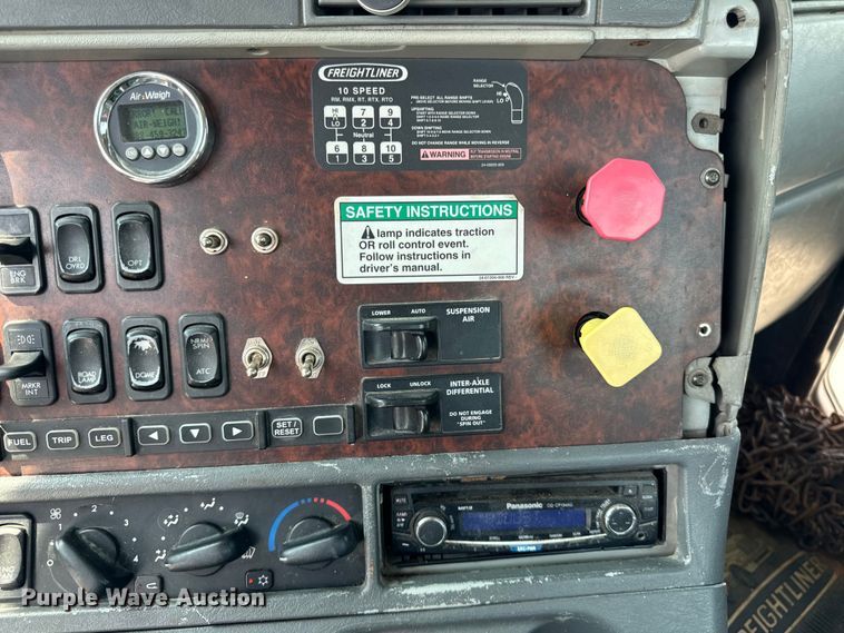 image for item OG9588 2004 Freightliner Century  semi truck