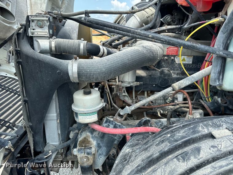 image for item OG9588 2004 Freightliner Century  semi truck