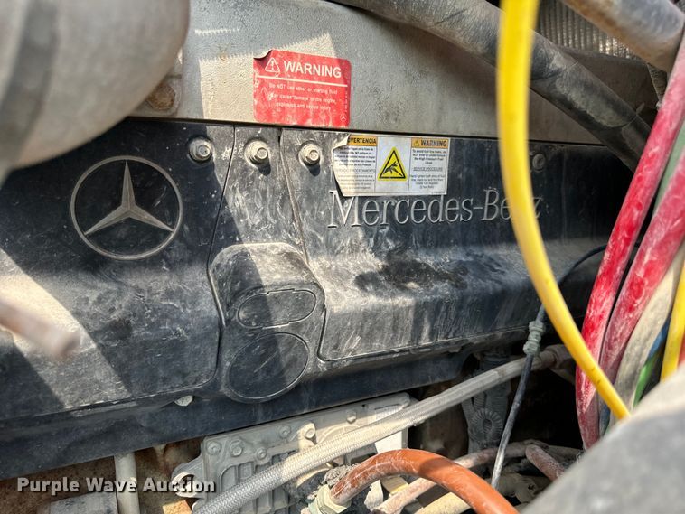 image for item OG9588 2004 Freightliner Century  semi truck