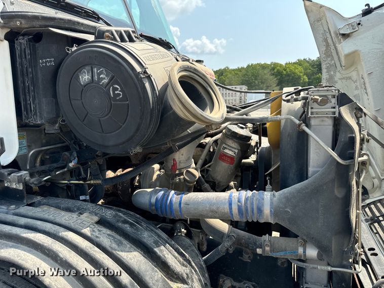 image for item OG9588 2004 Freightliner Century  semi truck