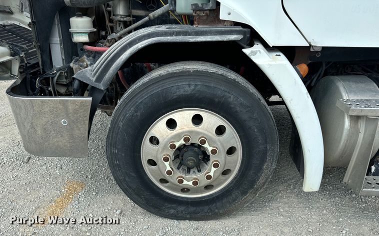 image for item OG9588 2004 Freightliner Century  semi truck