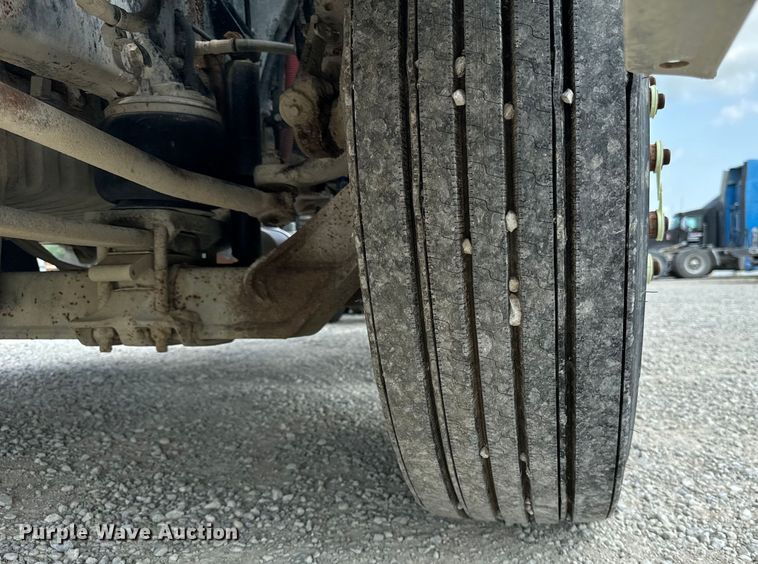 image for item OG9588 2004 Freightliner Century  semi truck