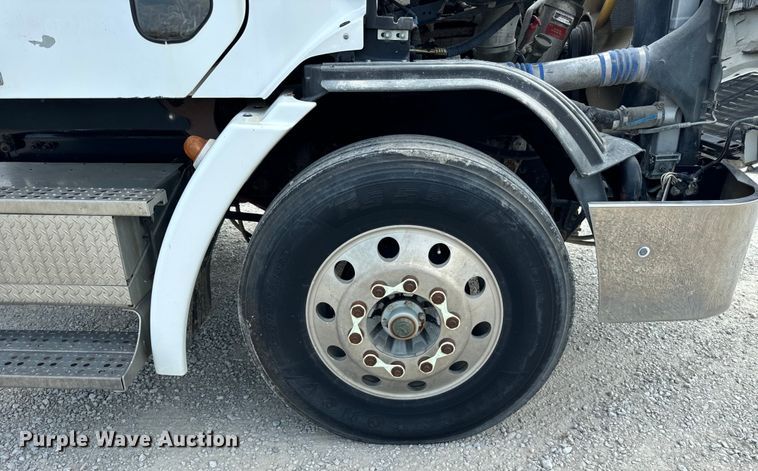 image for item OG9588 2004 Freightliner Century  semi truck