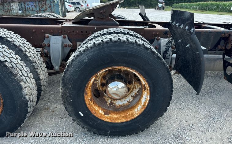 image for item OG9588 2004 Freightliner Century  semi truck