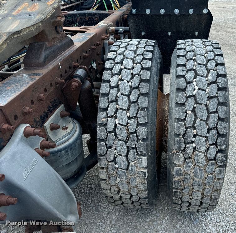 image for item OG9588 2004 Freightliner Century  semi truck