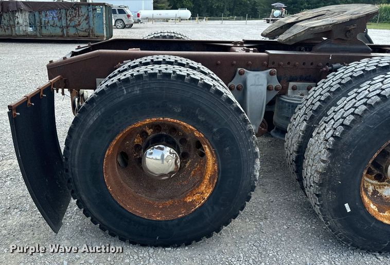 image for item OG9588 2004 Freightliner Century  semi truck