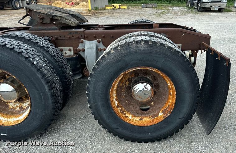 image for item OG9588 2004 Freightliner Century  semi truck