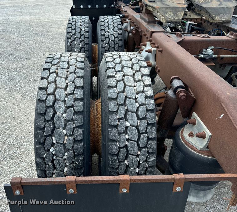 image for item OG9588 2004 Freightliner Century  semi truck