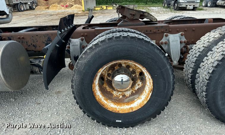 image for item OG9588 2004 Freightliner Century  semi truck