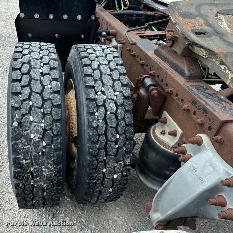 image for item OG9588 2004 Freightliner Century  semi truck