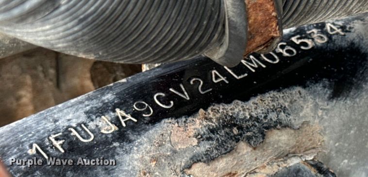 image for item OG9588 2004 Freightliner Century  semi truck