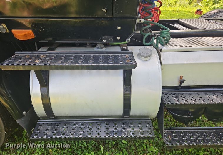 image for item OJ9744 2010 International  8600 SBA 6x4 semi truck