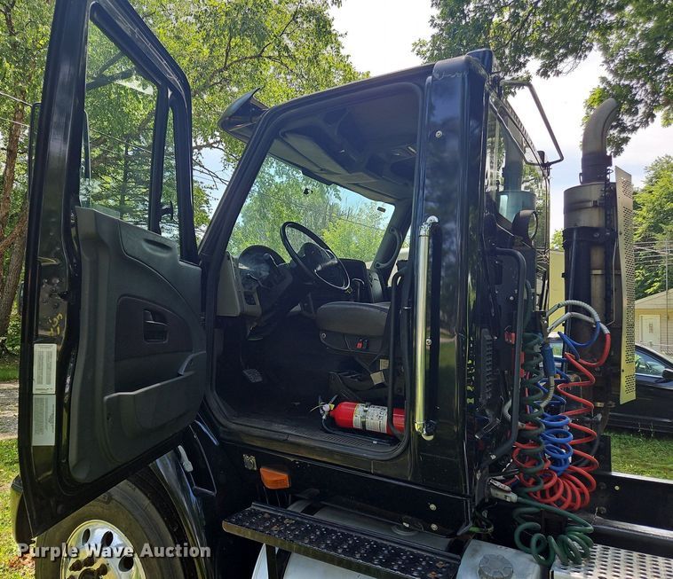 image for item OJ9744 2010 International  8600 SBA 6x4 semi truck