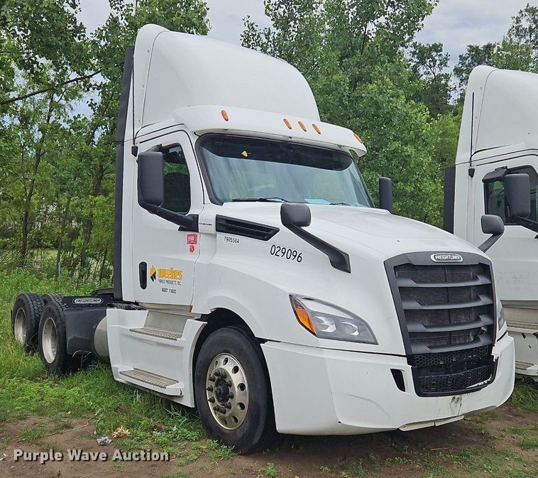 image for item OK9967 2019 Freightliner  Cascadia  semi truck