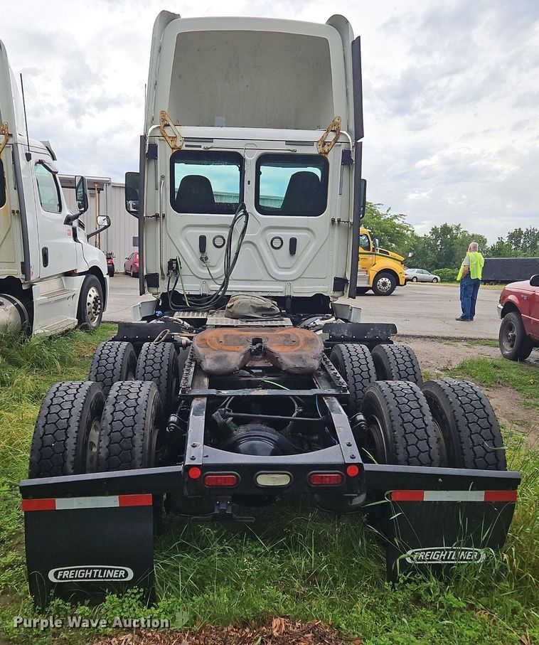 image for item OK9967 2019 Freightliner  Cascadia  semi truck