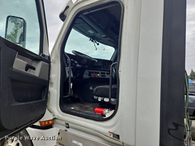 image for item OK9967 2019 Freightliner  Cascadia  semi truck