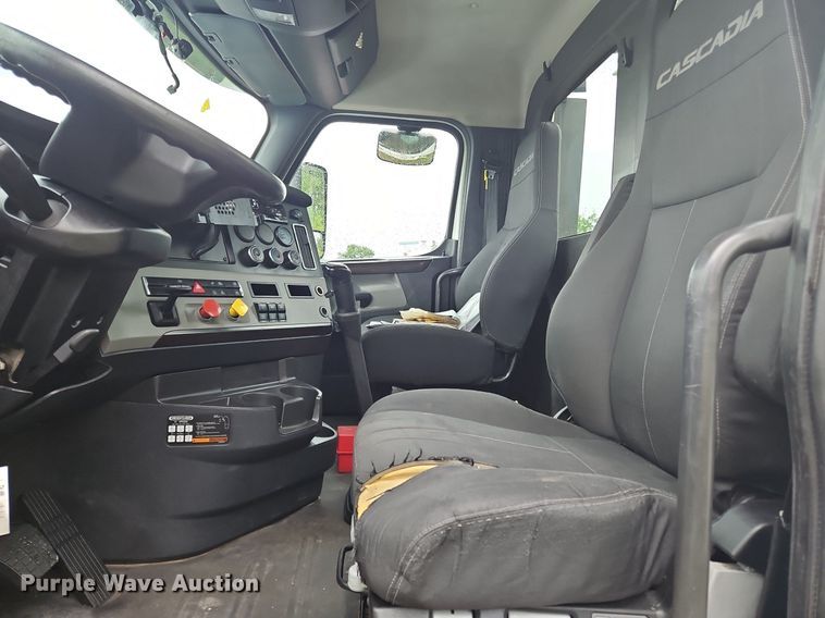 image for item OK9967 2019 Freightliner  Cascadia  semi truck