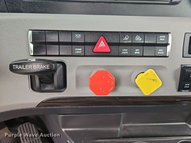 image for item OK9967 2019 Freightliner  Cascadia  semi truck