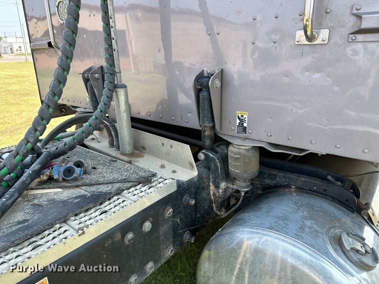 image for item OL9723 2008 Peterbilt 389 semi truck