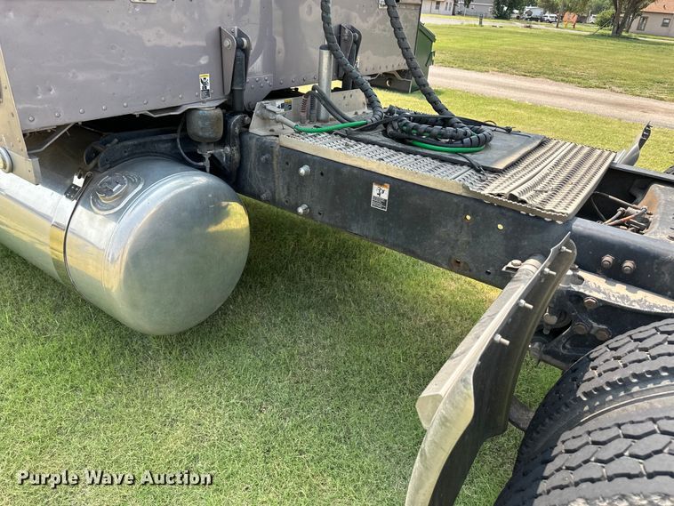 image for item OL9723 2008 Peterbilt 389 semi truck