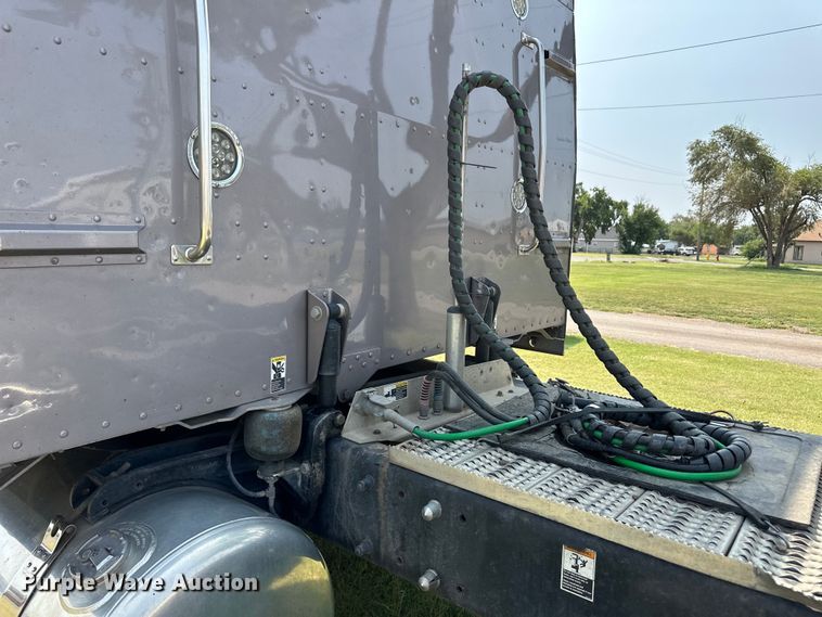 image for item OL9723 2008 Peterbilt 389 semi truck