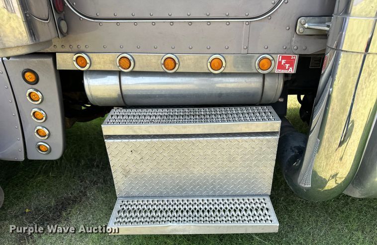 image for item OL9723 2008 Peterbilt 389 semi truck