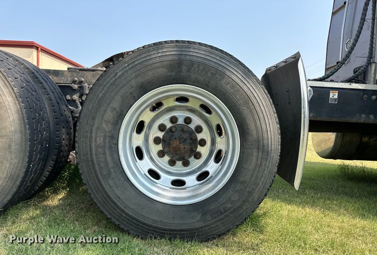 image for item OL9723 2008 Peterbilt 389 semi truck